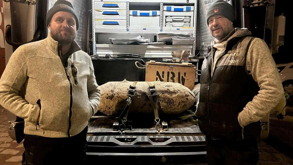 Image showing Reinhard Dohmen from the Rhine-Westphalia EOD team (right) and Alexander Stupp (left), the excavator driver from the Wahl company who discovered the WWII-era UXB in Königshügel, Aachen – Germany. (Image credit: Stefan Herrmann/Stadt Aachen)