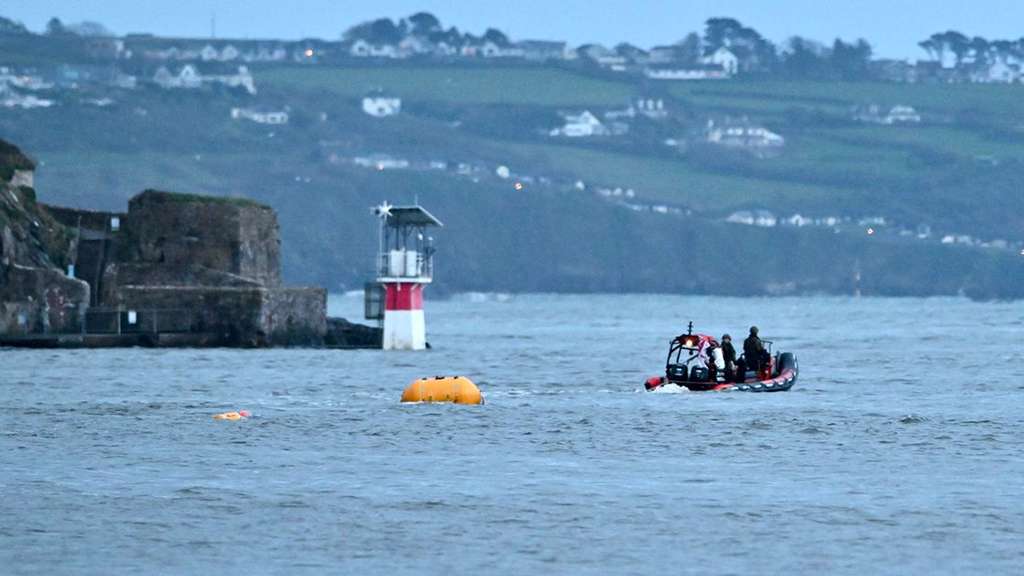 Royal Navy explosive ordnance disposal team at sea in Plymouth. (Image credit: FPS Images)