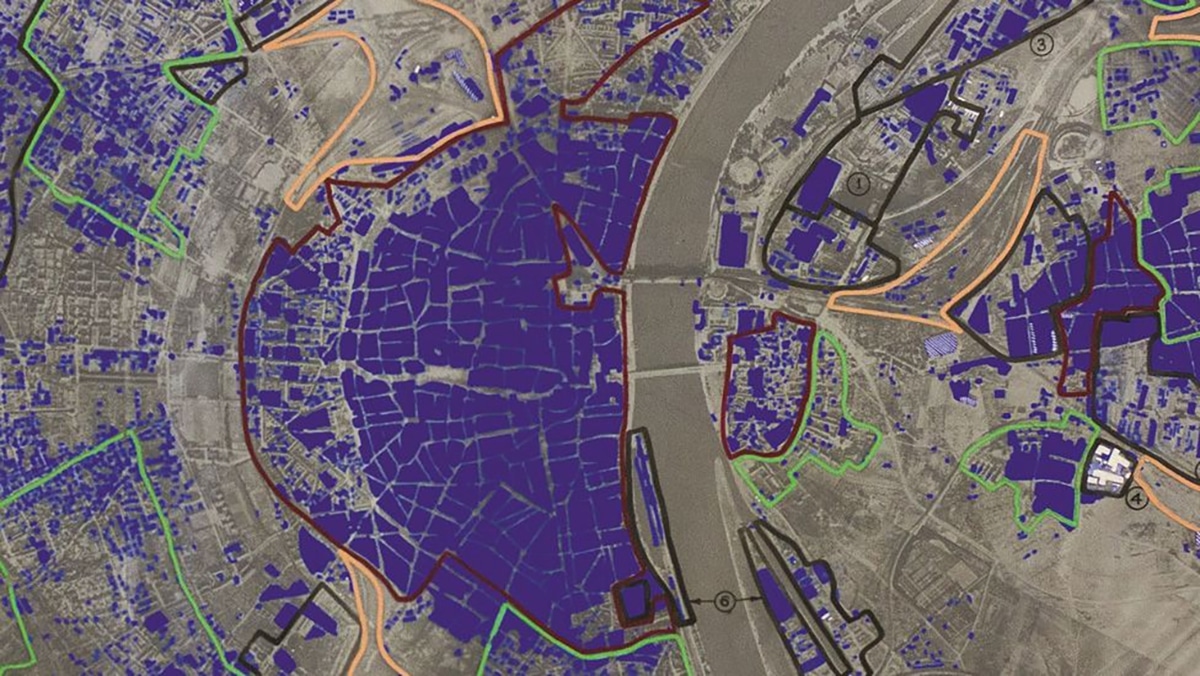 Aerial image of Cologne is from November 1944. The area to the west of the river, almost all coloured in dark blue, indicates the city centre. 