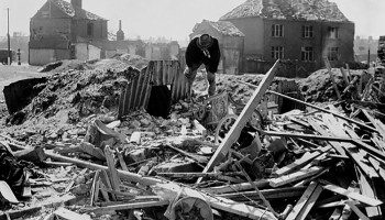 Image showing serious bomb damage and debris inflicted on a residential street in Norwich, 1942. (Image source: Imperial War Museum)