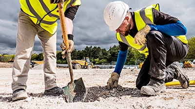 1st Line Defence EOD Specialists inspecting a UXO-related anomalie on a Land project in the UK.